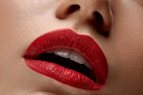 Primo piano Bella donna labbra con rossetto rosso su. Trucco di bellezza — Foto Stock