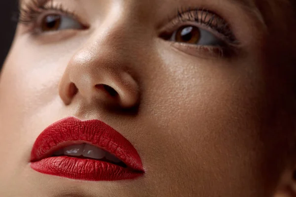 Közeli kép a szépség nő arca szép smink és vörös ajkak — Stock Fotó