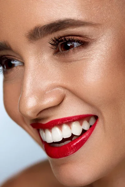 Skönhet mode kvinna ansikte med perfekt vitt leende, röda läppar — Stockfoto