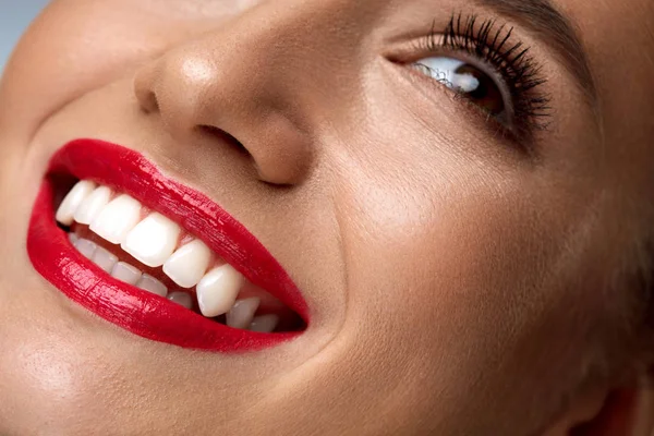 Beauté Mode Femme visage avec sourire blanc parfait, lèvres rouges — Photo