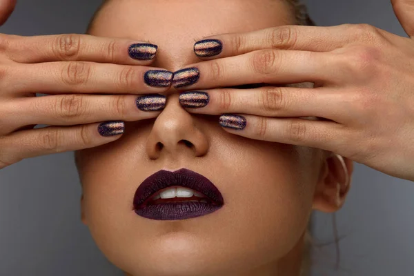 Close Up mulher da moda com maquiagem profissional e unhas — Fotografia de Stock