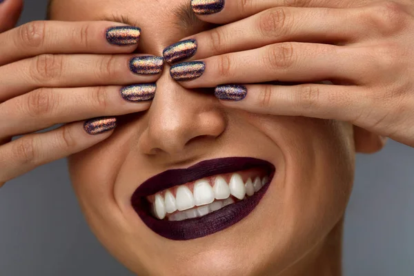 Modeschminke. Frau mit dunklen Nägeln, Lippenstift und weißem Lächeln — Stockfoto