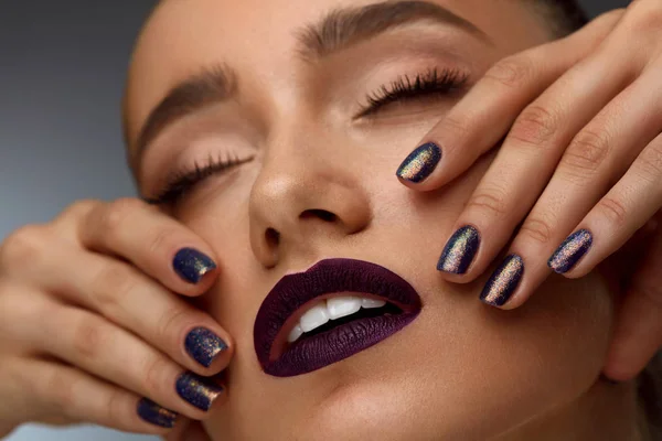 Maquillage de mode. Belle femme aux lèvres foncées et aux ongles violets — Photo