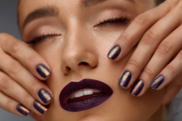 Maquillaje de moda. Mujer hermosa con labios oscuros y uñas púrpuras — Foto de Stock