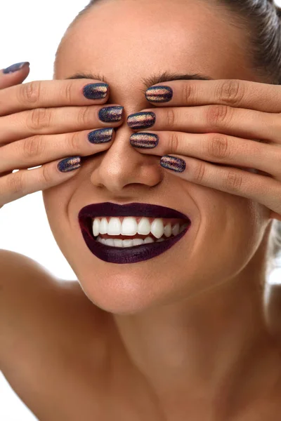 Maquillaje de moda. Mujer con uñas oscuras, lápiz labial y sonrisa blanca —  Fotos de Stock