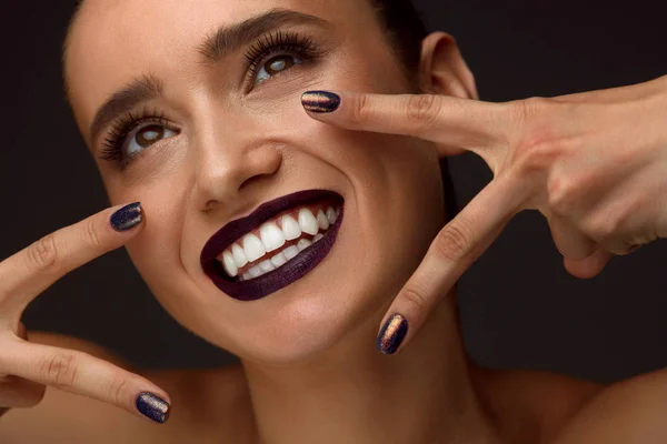 Belle femme avec maquillage de mode, lèvres foncées, ongles élégants — Photo