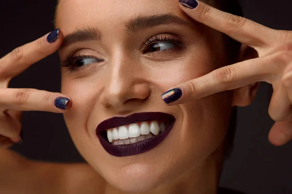 Schöne Frau mit modischem Make-up, dunklen Lippen, stylischen Nägeln — Stockfoto