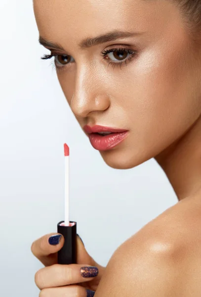 Modelo femenino de moda con cara de belleza aplicando bálsamo labial en los labios —  Fotos de Stock