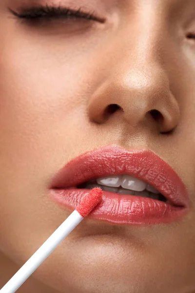 Maquillaje de belleza. Hermosa mujer aplica brillo labial — Foto de Stock