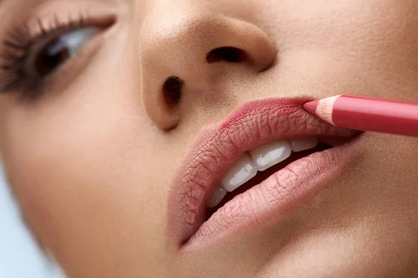 Trucco viso. Bella donna che utilizza la penna per labbra, matita per labbra — Foto Stock