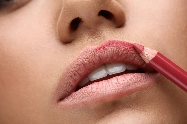 Labbra di trucco. Bella donna labbra con penna labbra, fodera, matita — Foto Stock