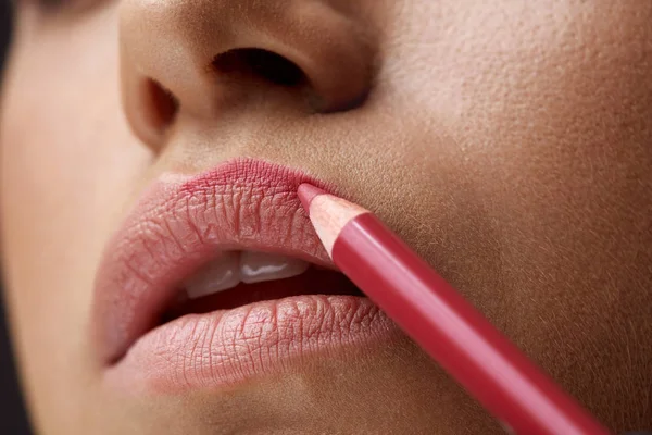 Maquillaje Lips. Hermosos labios de mujer con lápiz labial, forro, lápiz — Foto de Stock