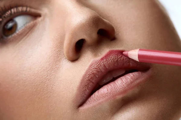 Yüz makyaj. Dudak kalemi, kalem dudaklar için güzel kadın — Stok fotoğraf