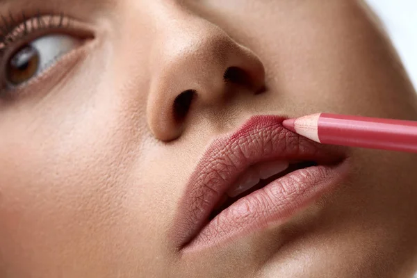 Trucco viso. Bella donna che utilizza la penna per labbra, matita per labbra — Foto Stock