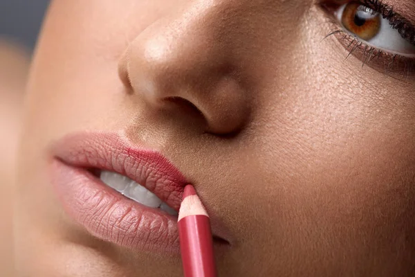 Trucco viso. Bella donna che utilizza la penna per labbra, matita per labbra — Foto Stock