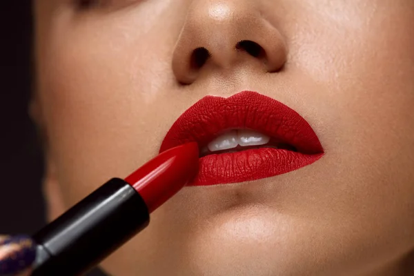 Kırmızı ruj. Kadın yüzü parlak dudaklar makyaj ile closeup — Stok fotoğraf