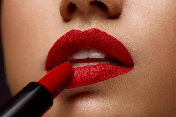 Roter Lippenstift. Nahaufnahme des weiblichen Gesichts mit hellen Lippen Make-up — Stockfoto