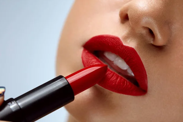 Red Lips. Fechar a cara da beleza da mulher com batom brilhante em — Fotografia de Stock