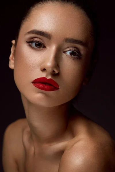 Frau mit Schönheitsgesicht und schönem Make-up. Kosmetikkonzept — Stockfoto