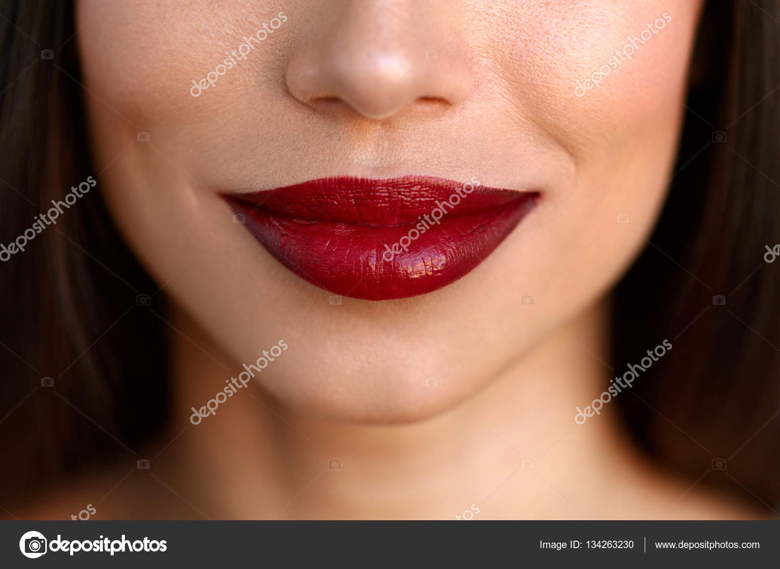 Fechar Uma Cara Bonita Enquanto Aplica Maquiagem Imagem de Stock