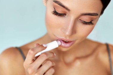 Dudaklar Cilt Bakımı. Lipbalm koruma uygulandığı güzel kadın
