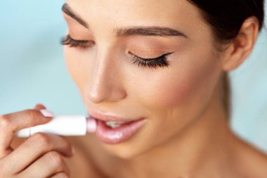 Dudaklar Cilt Bakımı. Lipbalm koruma uygulandığı güzel kadın