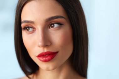 Kadın Güzellik yüz ve güzel makyaj ve seksi kırmızı dudaklar ile
