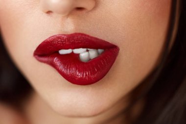 Closeup güzel kadın kırmızı ruj dudakları. Güzellik makyaj