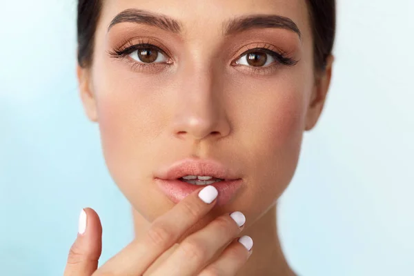 Lippen Hautpflege. Frau mit Schönheitsgesicht trägt Lippenbalsam auf — Stockfoto