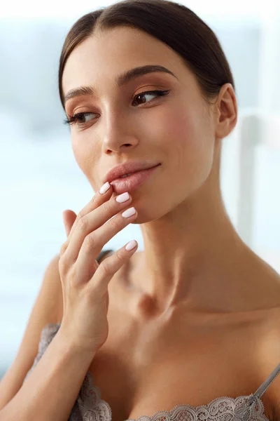 Lips Skin Care. Woman With Beauty Face Applying Lip Balm On — Stock Photo, Image