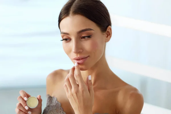 Lippen Hautpflege. Frau mit Schönheitsgesicht trägt Lippenbalsam auf — Stockfoto