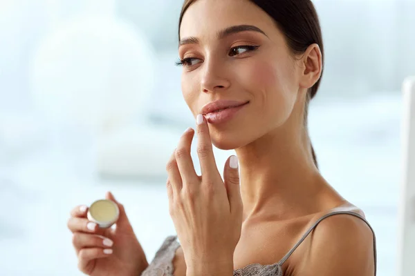 Soins de la peau des lèvres. Femme avec visage de beauté appliquant le baume à lèvres sur — Photo