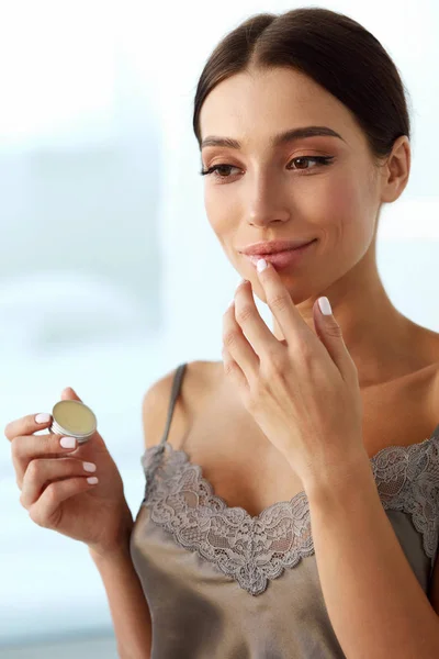 Lippen Hautpflege. Frau mit Schönheitsgesicht trägt Lippenbalsam auf — Stockfoto