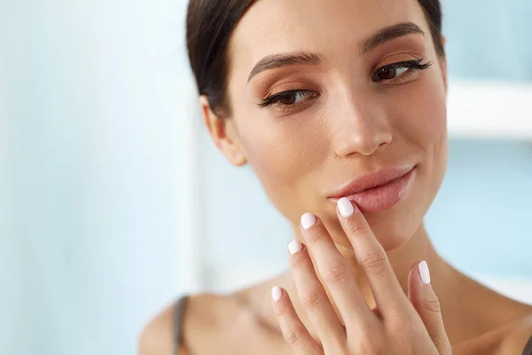 Cuidado de la piel de labios. Mujer con cara de belleza aplicando bálsamo labial —  Fotos de Stock