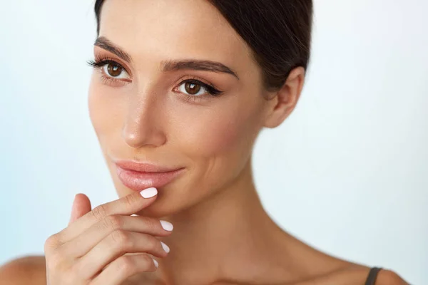 Cuidado de la piel de labios. Mujer con cara de belleza aplicando bálsamo labial — Foto de Stock