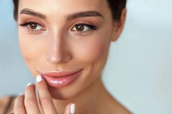 Skönhet ansikte. Vacker kvinna röra läppar med Lip Balm på — Stockfoto