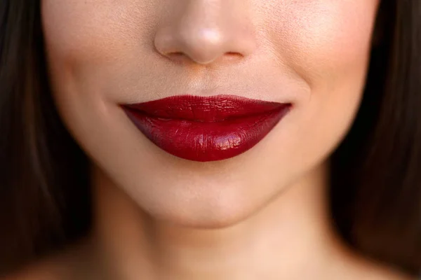 Närbild vacker kvinna läppar med rött läppstift. Skönhet smink — Stockfoto