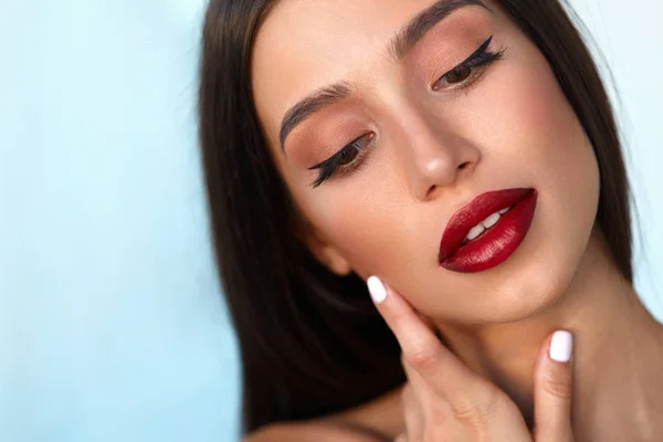 Chica modelo de moda con cara de belleza, hermoso maquillaje, labios rojos —  Fotos de Stock