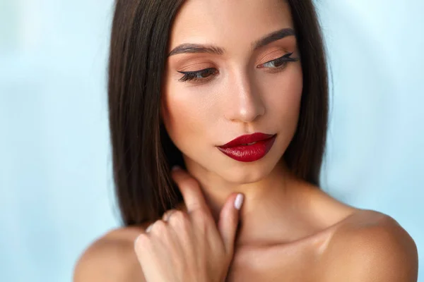 Chica modelo de moda con cara de belleza, hermoso maquillaje, labios rojos —  Fotos de Stock