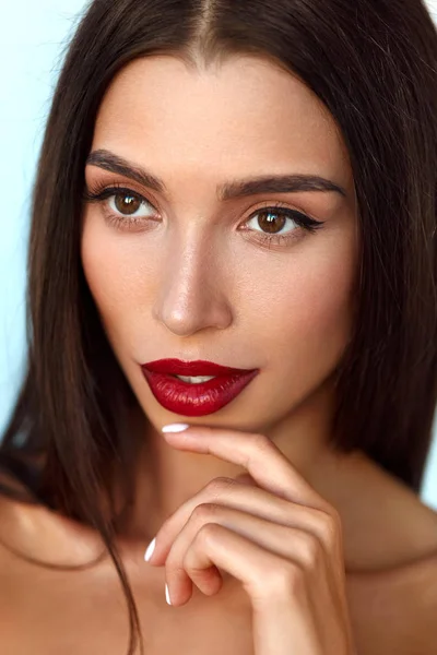 Vacker kvinna modell med skönhet ansikte och professionell Makeup — Stockfoto