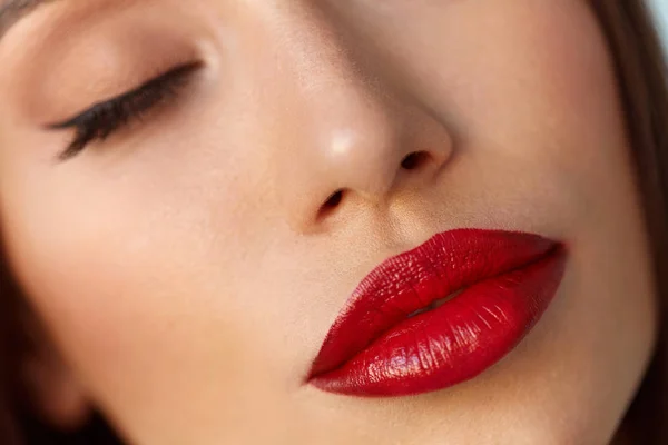 Belleza mujer cara con hermoso maquillaje y sexy rojo labios — Foto de Stock