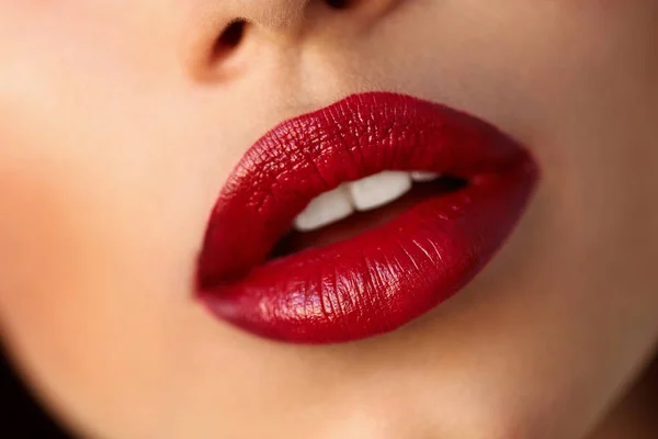 Primo piano Bella donna labbra con rossetto rosso. Trucco di bellezza — Foto Stock