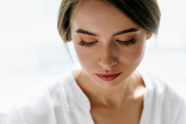 Beyaz arka plan üzerinde güzel genç seksi kadın. Güzellik kavramı