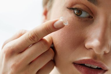 Vizyon kontakt lensler. Güzel bir kadın yüzü ile portre