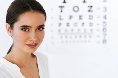 Vizyon. Görsel göz testi grafik arka plan üzerinde güzel bir kadınla