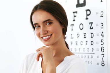 Göz testi tablosu Oftalmoloji ofiste güzel bir kadınla