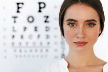 Göz testi tablosu Oftalmoloji ofiste güzel bir kadınla