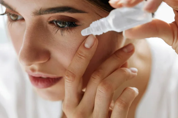Beautiful Young Woman Applying Eyedrops In Eyes. Visual Concept — Stock Photo, Image