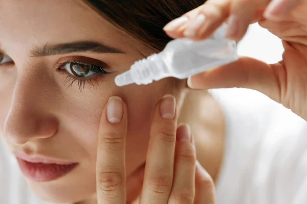 Mujer hermosa joven con gotas para los ojos. Concepto de visión y medicina —  Fotos de Stock