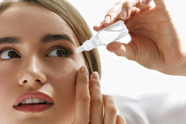 Schöne junge Frau, die Augentropfen in die Augen gibt. visuelles Konzept — Stockfoto